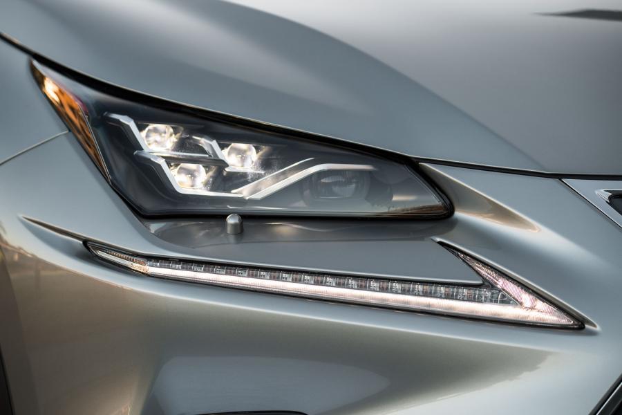 Детали экстерьера Lexus NX300h 2017 года  (UK) (фото 33 из 40)